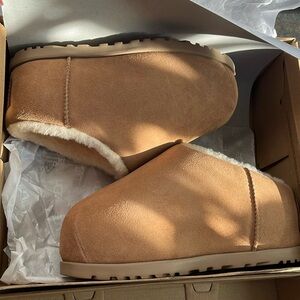 UGG pumped slide for women 
Size 7 US